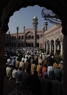 Eighteen Pakistanis Hurt in Mosque Prayer Shootout