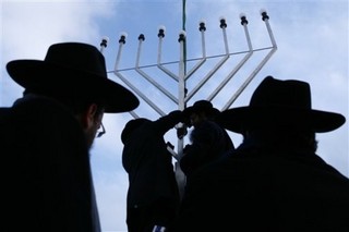 NY Yeshiva U. Students Break Dreidel-Spinning Record
