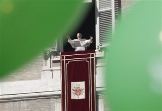 Pope to Youth: Read Your Catechism