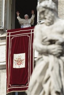 Benedict: Let's Pray for Earthquake Victims
